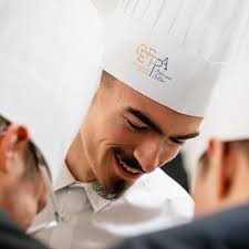 🎓✨ Retour en images sur notre magnifique cérémonie de remise des diplômes  ! Quelle soirée ! Quel succès ! Nous avons eu l'honneur d'accueillir un  𝐩𝐚𝐫𝐫𝐚𝐢𝐧 𝐞𝐱𝐜𝐞𝐩𝐭𝐢𝐨𝐧𝐧𝐞𝐥, le Chef 𝐉𝐞́𝐫𝐨̂𝐦𝐞  𝐒𝐜𝐡𝐢𝐥𝐥𝐢𝐧𝐠, et