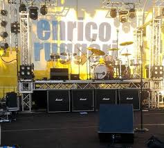 Enrico ruggeri nasce a milano il 5 giugno 1957. Enrico Ruggeri In Concerto A San Salvo Oggi La Vera Trasgressione E Salire Sul Palco E Suonare Recensione Faremusic