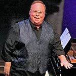 Uzun süredir belden aşağısı felç bir şekilde yaşayan york, 'the office'teki 'billy merchant' rolüyle hafızalara kazınmıştı. Mark York Tom Todoroff Studio