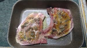 A metà cottura bagnatelo con della birra e, dopo circa 10 minuti, con il sugo di cottura utilizzando un mestolo, iniziate ad irrorare 3 /4 volte ancora. Bistecche Di Maiale Al Forno Massimo Torsani