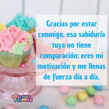 El pequeño pelinaranja levantó su cabecita infantilmente para lograr ver lo que su mama le te he dicho mil veces que no uses ese estúpido tono meloso conmigo!!!! Mama Tu Feliz Cumple