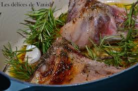 L'ideal est apres avoir fait revenir la viande,est de tout mettre dans une cocotte couverte et mettre au four à 100°. Souris D Agneau Confite Thym Romarin Vanish Delices Recettes Test De Produits