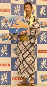 佐藤健の画像 写真 佐藤健 玉ねぎみじん切りに悪戦苦闘 我慢しています 82枚目 佐藤健 写真 健