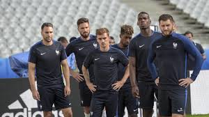 Le sélectionneur national a également appelé 7 joueurs dits réservistes, appelés à palier une blessure parmi les 23 selectionnés. Euro 2016 Le Jour Se Leve Enfin Pour L Equipe De France