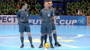 Untuk bola pada permainan futsal ini berbeda dengan bola pada permainan sepakbola, bola yang pada setiap pemain di anjurkan untuk bekerjasama selama permainan berlangsung, meyesuaikan posisi selama. Jumlah Dan Tugas Wasit Pada Futsal Teknik Bermain Futsal