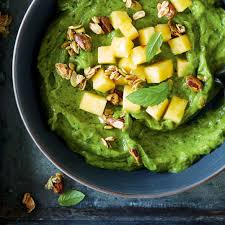 Bol Smoothie Aux Epinards Et Aux Fruits Tropicaux Ricardo Recipe In 2020 Tropical Fruit Smoothie Fruit Smoothies Smoothie Bowl