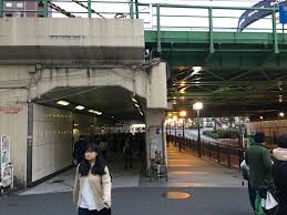 新宿高架下 遠回りなわけでもないのに明らかに人が少ない道 人が少ないからなのか 高架じゃないからなのか 遠回り 高架下 高架