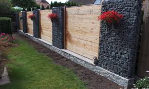 Gabionen Mit Holz Kombinieren Und Befullen Gabiona Gabionen Und Steinkorbe Garten Landschaftsbau Gabionenzaun Gabionen