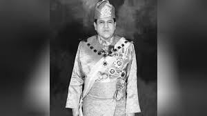 His father is the previous sultan, sultan yahya petra and his mother is tengku zainab. Sultan Ismail Petra Mangkat Metrotv