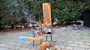 Flammlachs Aus Der Feuerschale Vom Flammlachs Brett Livingbbq De Rezept Flammlachs Flammen Lachs