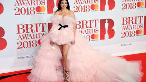 Sarah brightman's appearance at the classic brit awards 2018 together with sarah ferguson, dutchess of. Brit Awards 2018 Dua Lipa Gewinnt Doppelt Harry Styles Setzt Sich Im One Direction Battle Durch