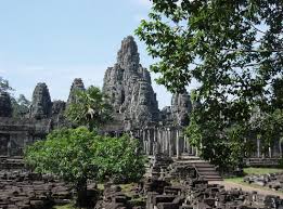 And these god and demon heads along the south gate to warn off anyone (god heads on the right, demon heads on the left). Angkor Thom Vikipediya