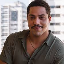 Além da Ilusão: Ator Matheus Dias diz já vendeu quentinhas com a mãe