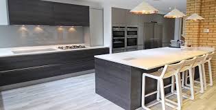 Cuisine Gris Bois Chene Fonce Plan Travail Bar Tabourets Blancs Cuisine Gris Cuisine Grise Et Bois Cuisine Chene