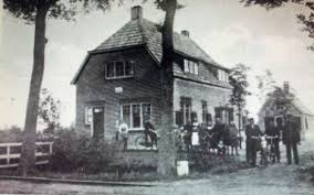 Op dit terrein bevinden zich een volleybalveld, speeltuin, basketbalveld, tafeltennistafel, terrassen, een natuurpad en natuurlijk een heerlijk groot bos voor allerlei gebruik. Dit Is Het Oude Postkantoor Gebouwd Oldebroek In Beeld Facebook