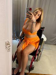 ياريت الرجال على هذا التطبيق يرمو متابعة للبنات المعاقة بدل الشقراء بدون  شخصيات😩🖤