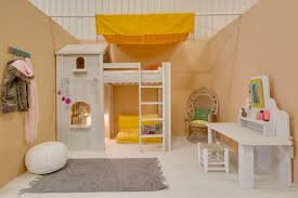 kinderkamer sarah met een wit vurenhouten hoogslaper en een bijpassend make up tafeltje hoogslaper thuisdecoratie bed van steigerhout