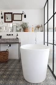 L Appartement En Duplex Facon Campagne A Paris De Zoe De Las Cases Evier En Beton Idee Deco Appartement Salle De Bain Simple