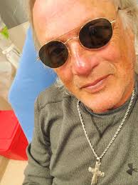 Happy Saturday friends, in the ER (with sunglasses 🤣) nothing too  disturbing mad bursitis pain, should be wrapped up in a few, gonna try and  make it to Rock n Rails see