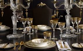 Rustic antique doors, carved vintage armoires, old door tables and sideboards by mogul showcases the ancient artistry of india. Christmas Table Setting Ideas Xmas Table Ideas Luxdeco