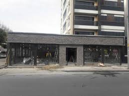 Bunun sebebi ise, uygulanmasının az maliyetli olması ve hemen heryerde binalara elegant ve zengin bir görünüm verdiğinden genelde iş yeri amaçlı binaların dış cephe kaplama yöntemi olarak tercih edilmektedir. Dis Cephe Tugla Kaplama Nasil Yapilir Olivin Stone Kultur Taslari