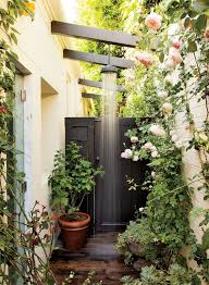 21 Refreshingly Beautiful Outdoor Showers I Bet You D Love To Step Into Chuveiro De Jardim Casas De Banho Ao Ar Livre Chuveiros Externos
