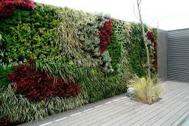 Como Hacer Un Jardin Vertical Y Su Diseno En Los Interiores Y Exteriores En 2020 Jardines Verticales Jardines Decoraciones De Jardin