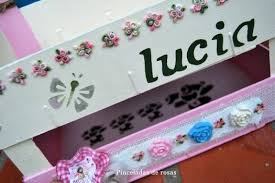 Es un material resistente que se destaca por tener una textura aunque inicialmente la decoración con arpillera era exclusiva de las casas de campo o con estilo rústico, poco a poco se extendió su uso en otros tipos. Cajas De Fresas Para Lucia Pinceladas De Rosas
