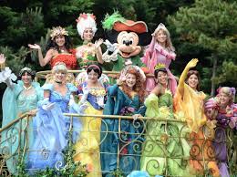 L Image Contient Peut Etre 11 Personnes Personnes Debout Et Plein Air Disneyland Paris Disney Disneyland