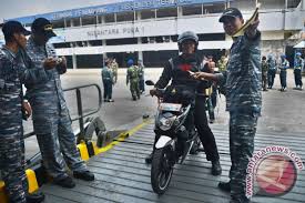 Kereta saya parking di halaman rumah dan sebuah motosikal melanggar kereta saya. Pemudik Sepeda Motor Makin Minati Kapal Antara News