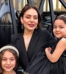 أصدرت عدد من الألبومات الغنائية وعدد من الأغاني. Ø§Ø¨Ù†Ø© Ù‡ÙŠÙØ§Ø¡ ÙˆÙ‡Ø¨ÙŠ ÙƒÙ†Ø¬ ÙƒÙˆÙ†Ø¬