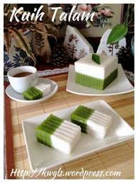 Kepada kawan dan handai taulan, marhaban di bulan ramadhan. Kuih Talam Kuih Talam Tepong Pandan ç»¿ç™½åŒå±‚é¦™å…°ç³• Asian Desserts Nyonya Food Malaysian Dessert