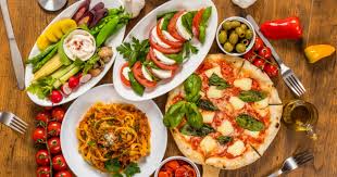 Parmi les sauces les plus populaires figurent la carbonara, une spécialité romaine aux œufs, lardons et fromage, et la bolognaise, à base de coulis de tomates, oignons émincés et viande hachée. Regalons Nous Les 20 Specialites Culinaires Italiennes Preferees Abavba Les Belges D Agadir Et De La Region De Belgen Van Agadir En De Regio