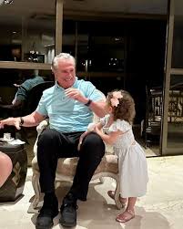 Minhas queridas netas Luísa e Isabele, filhas de @fernando.james , estão  crescendo rápido demais. Hoje, aqui em casa, elas conheceram o Jon. E  adoraram! 🫶😍 🐶