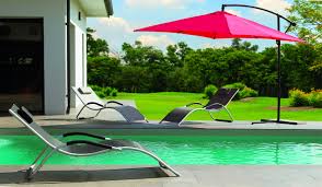 Transats Centrakor Au Bord De La Piscine Avec Images Deco Jungle Amenagement Maison Deco Ethnique