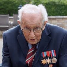 Neįtikėtina 99-ejų brito istorija: norėjo gydytojams surinkti 1 tūkst., o  surinko 12 mln.