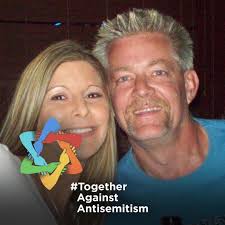 What is a good flower to plant with strawberries in the same bed?