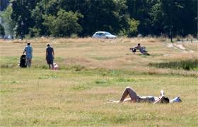 Matt saddles up with one of the uk's only mounted rangers, finding out how horseback patrols have been. Sunbathers Enjoy The Heatwave On Wimbledon Common Your Local Guardian