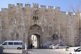 שער האריות הוא אחד משערי חומת העיר העתיקה של ירושלים הקרוי כך בשל תבליטי שני זוגות חיות הטרף משני צדדיו המזכירים אריות. Lions Gate Wikimedia Commons