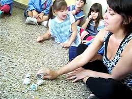 Juegos tradicionales son los juegos que desde muchísimo tiempo atrás siguen perdurando, pasando de generación en generación, siendo trasmitidos de abuelos a padres y de éstos a sus hijos y así sucesivamente, sufriendo quizás algunos cambios, pero manteniendo su esencia. Las Payanas Un Juego Tradicional Y Ancestral Al Que Recurrir Para Disfrutar Con Amigos O En Familia Que Hacemos Ma