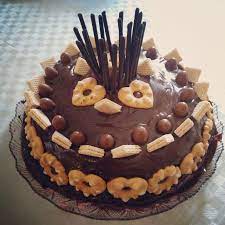 Torte decorate con biscotti e cioccolatini. Come Si Prepara La Torta Di Compleanno Al Cioccolato E Biscotti Per Bambini Un Pan Di Spagna Ricop Torte Di Compleanno Al Cioccolato Torte Di Compleanno Torte
