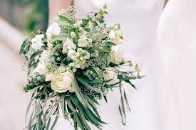 Ein prachtvoller hochzeitsstrauß mit rosen und pfingstrosen. Auf Dem Weg Zur Hochzeit Den Richtigen Brautstrauss Auswahlen