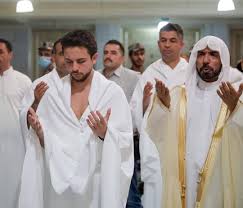 سمو الأمير الحسين بن عبدالله الثاني، ولي العهد هو أكبر أنجال جلالة الملك عبدالله الثاني، وجلالة الملكة رانيا قاد الهاشميون الأردن منذ أن تأسس عام 1921، وذلك بعد الثورة العربية الكبرى، التي أطلقها الشريف الحسين بن علي أمير مكة. The Smile Of Jordan On Instagram Ø³Ù…Ùˆ Ø§Ù„Ø£Ù…ÙŠØ± Ø§Ù„Ø­Ø³ÙŠÙ† Ø¨Ù† Ø¹Ø¨Ø¯Ø§Ù„Ù„Ù‡ Ø§Ù„Ø«Ø§Ù†ÙŠ ÙˆÙ„ÙŠ Ø§Ù„Ø¹Ù‡Ø¯ ÙŠØ¤Ø¯ÙŠ Ù…Ù†Ø§Ø³Ùƒ Ø§Ù„Ø¹Ù…Ø±Ø© His Royal Highness Crown Prince Al Jordanien Konigin