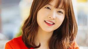 Kebanyakan wanita yang memiliki wajah bulat tidak berani memilih model rambut pendek karena berpikir kalau wajah bulat mereka akan semakin terlihat jelas. Pemilik Wajah Bulat Ini Dia Tips Poni Ala Korea Yang Bisa Kamu Tiru