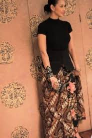 Warna mengkilap di atas merupakan warna dalaman yang digunakan untuk menutupi bagian perut sampai dada. Cara Padu Padan Model Baju Batik Wanita Agar Terlihat Lebih Muda Dinar Batik Art