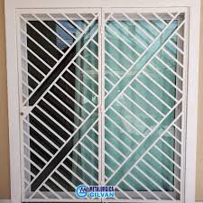 Grade Em Metalon Na Cor Branca O Metalon E Um Material Resistente De Facil Higienizacao Que Pode Ser Pin Portao De Metalon Grades De Ferro Projeto De Janela