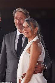 Emeli lynggaard er nemlig datter af søren lynggaard, og dermed er hun barnebarn af smykkedesigneren ole lynggard. Mads Mikkelsen Attends The Premiere Of Another Tour With His Wife Hanne Jacobsen During The Rome Film Festival Oltnews