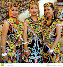 Apr 21, 2020 · pakaian tradisional etnik iban pakaian tradisional lelaki etnik iban terbahagi baju tradisional wanita etnik iban digayakan kepada baju di bahagian dalam yang dikenali dengan hiasan kepala, iaitu sugu tinggi. Pakaian Adat Suku Dayak Ngaju Info Gtk