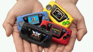 Sega выпускает крошечную портативную консоль Game Gear Micro. Настолько крошечную, что в комплекте к ней идет лупа