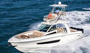 The problem is that many boats fitted with helm seats are poorly laid out for seated driving. 6 Premium Full Size Center Consoles W Yacht Class Amenities